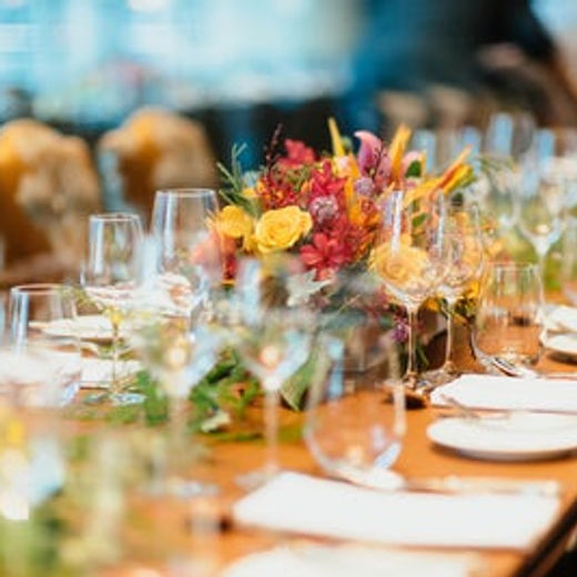 Festlich gedeckte Tafel mit Blumenschmuck